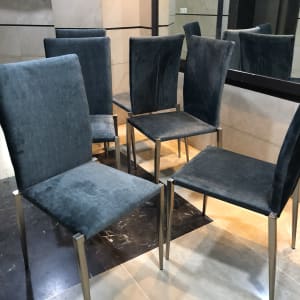 כיסאות מרופדים בצבע כחול כהה עם רגלי מתכת