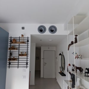 קיר גבס עם מדפים ודמויות דקורטיביות