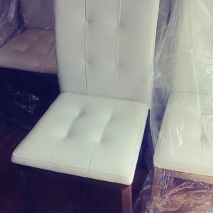 כיסאות מרופדים בלבן עם רגלי מתכת