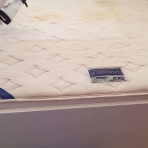 ניקוי מזרן עם כתמים בעזרת מתז ידני