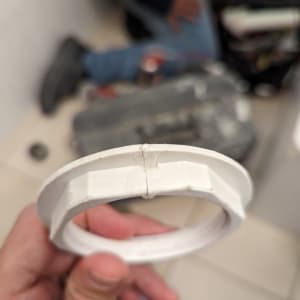 טבעת פלסטיק לבנה מוחזקת ביד של אינסטלטור