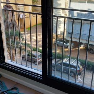 מסגרת חלון שחורה עם נוף חיצוני