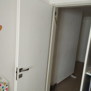 דלת לבנה פתוחה עם ידית מתכת