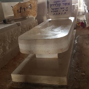 מצבות אבן עם כיתוב בעברית בבית קברות