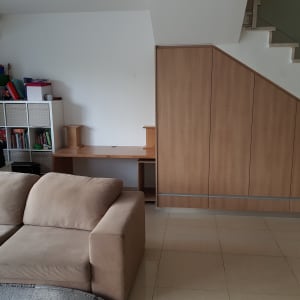 ארון עץ מתחת למדרגות עם דלתות עץ