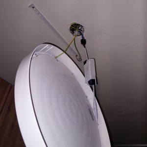 חיבור חשמלי לתאורה בתקרה עם חוטים חשופים