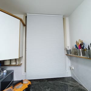 ארגז כלים כתום ושחור על השיש במטבח