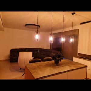 חמישה גופי תאורה תלויים עם נורות דולקות