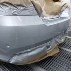 חלק אחורי של רכב בתהליך צביעה עם נייר מגן