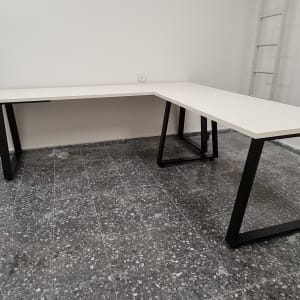 שולחן עבודה עם רגלי מתכת על רצפת שיש אפורה