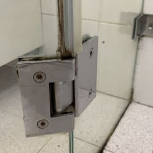 ציר דלת זכוכית במקלחת עם לכלוך