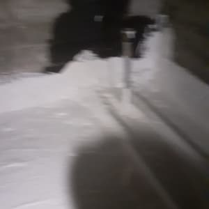 משטח בטון עם חומר איטום כהה