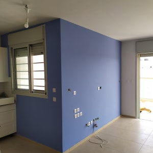 קיר צבוע בכחול עם שקעים חשמליים חשופים