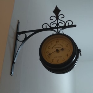 שעון קיר מעוצב עם מתלה מתכת דקורטיבי