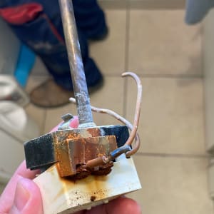 חלק מחליד של דוד שמש עם חוטי חשמל