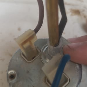 חיבורים חשמליים על גוף חימום של דוד שמש