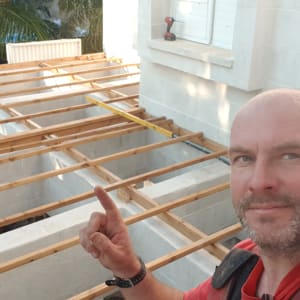 מבנה עץ בבנייה עם קורות עץ ומקדחה