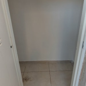 קיר צבוע בלבן עם רצפת אריחים