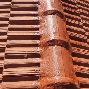 איטום גג רעפים עם חומר אטימה חום