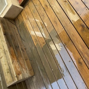 רצפת עץ רטובה עם שלולית מים