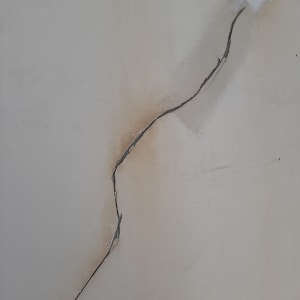 סדק בקיר עם תיקון צבע חלקי