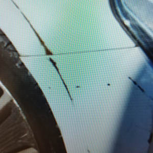 שריטות ופגמים בצבע על כנף רכב ליד גלגל