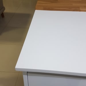 משטח שיש לבן חלק על ארון מטבח