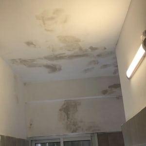 תקרה עם כתמי רטיבות ותיקוני צבע