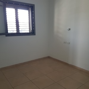 קיר צבוע בלבן עם חלון פתוח