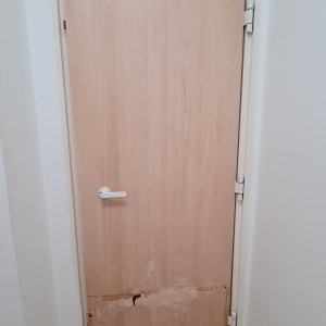 דלת עץ עם פגמים בתחתית