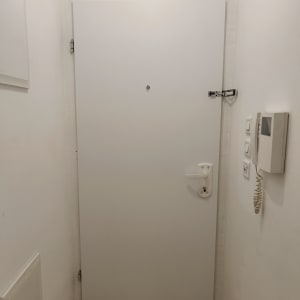 דלת לבנה עם ידית ומנעול