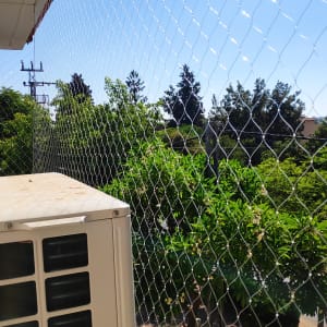 רשת למניעת כניסת יונים על מרפסת