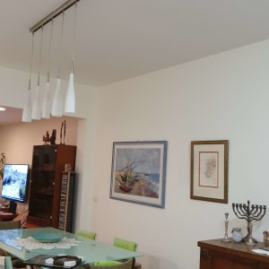 תמונה של סירות על חוף ים במסגרת כחולה