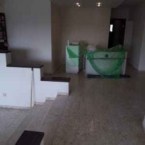 כיסויים ירוקים על רהיטים לקראת צביעה