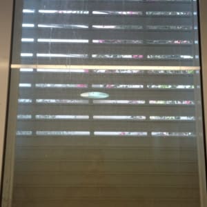 חלון זכוכית עם תריסים סגורים