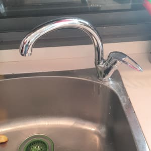 ברז נירוסטה מעל כיור עם מסנן ירוק