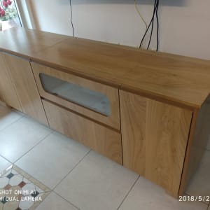 ארון עץ עם דלתות ומדף זכוכית