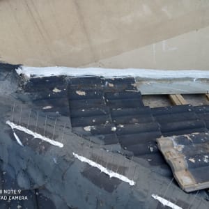 גג רעפים שחורים עם איטום לבן ודוקרנים