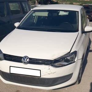 רכב לבן עם נזק בפגוש הקדמי