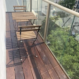 רצפת עץ עם שולחן וכיסאות במרפסת