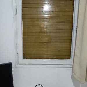 חלון זכוכית עם תריס סגור