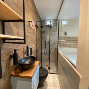 דלת זכוכית למקלחת עם מסגרת שחורה