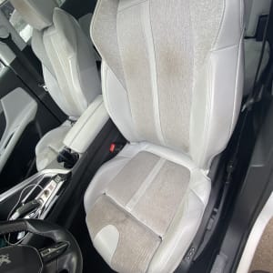 כתמים על מושב רכב בהיר לפני ניקוי