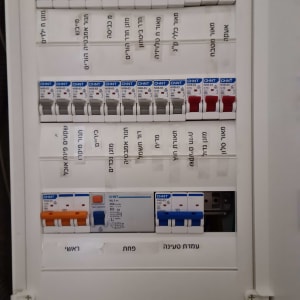 לוח חשמל עם מפסקים ומתגים שונים