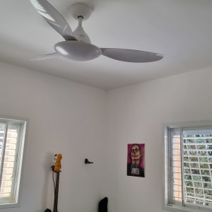 מאוורר תקרה לבן מותקן על תקרה לבנה