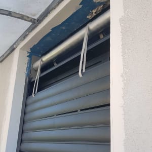 צינור אלומיניום עם תריסים אפורים