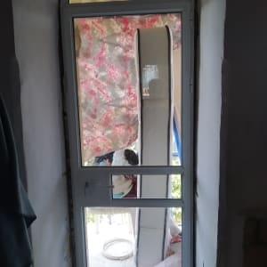 דלת אלומיניום עם חלון זכוכית