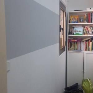 קיר צבוע בשני גוונים, אפור ולבן