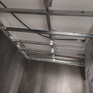 מסגרת מתכת לתקרת גבס עם לוחות כהים