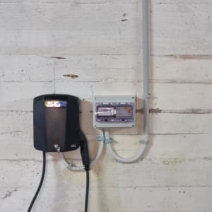 מטען חשמלי לקיר עם כבלים וצינורות חשמל